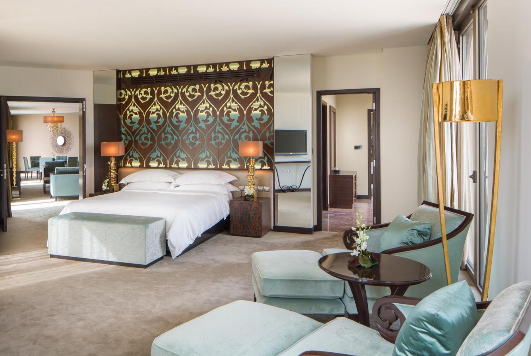 Al Faisaliah Hotel, Hotel