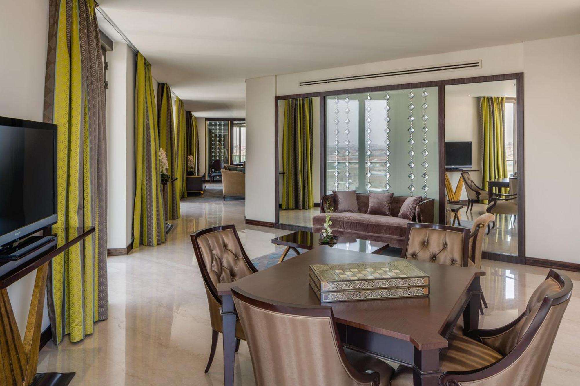 Al Faisaliah Hotel, Hotel