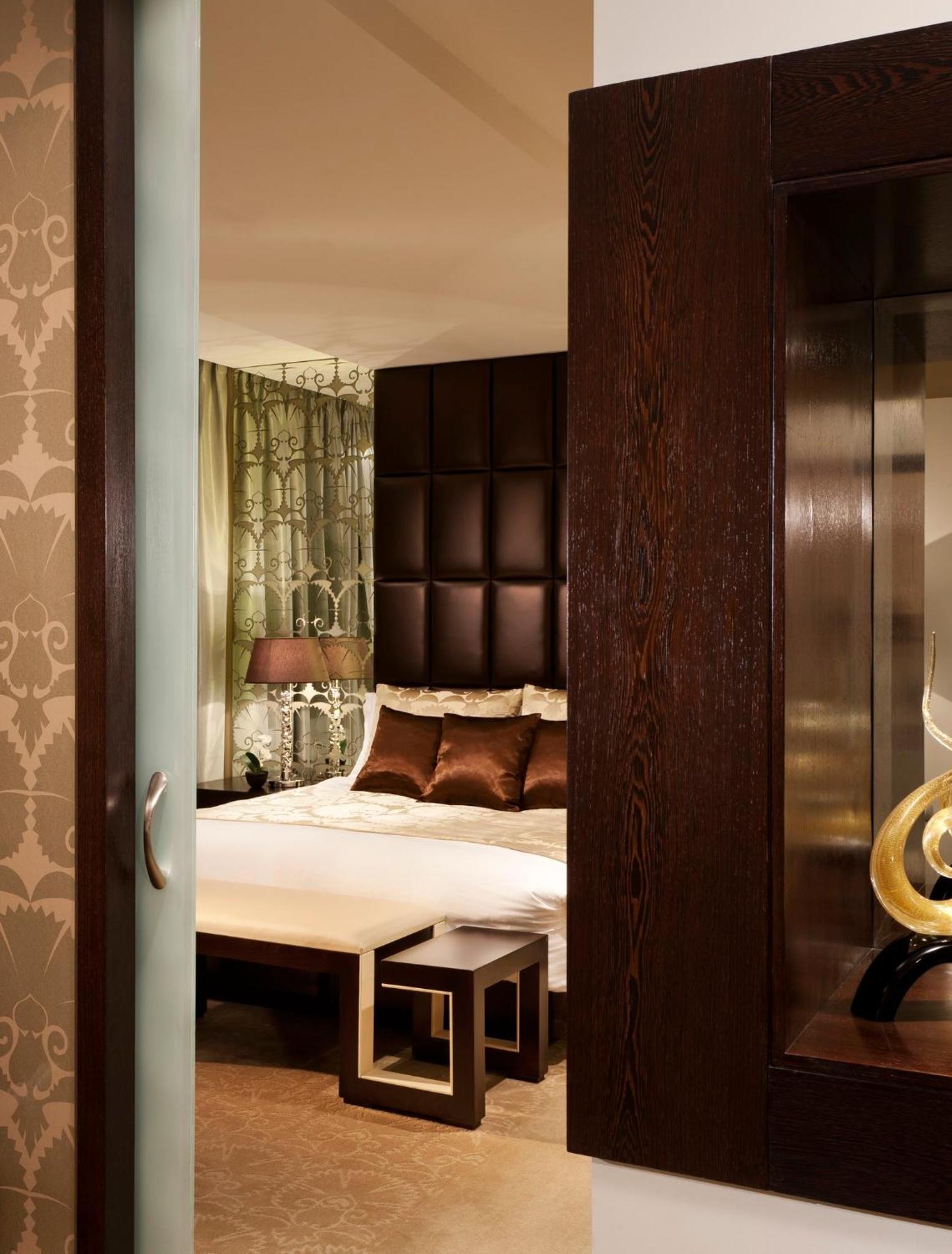 Al Faisaliah Hotel, Hotel
